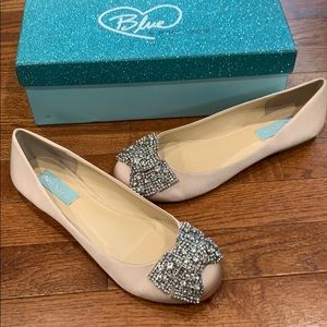 Betsy Johnson Cream Satin Flats size 8.5